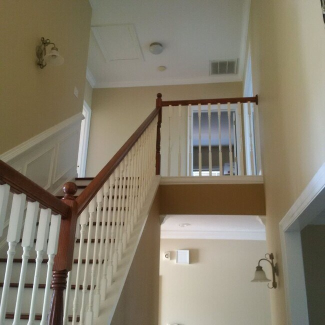 Building Photo - Beautiful 4 Bedroom 2 and 1/2 bath home in...