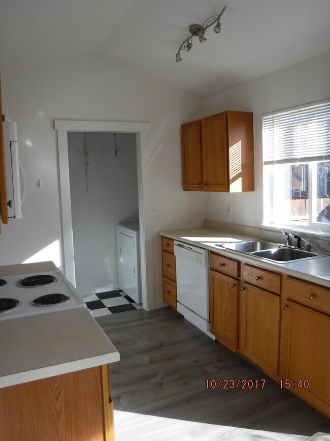 Building Photo - Centrally Located and Updated 3BD 2BA