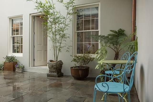 Building Photo - 533 Dumaine St