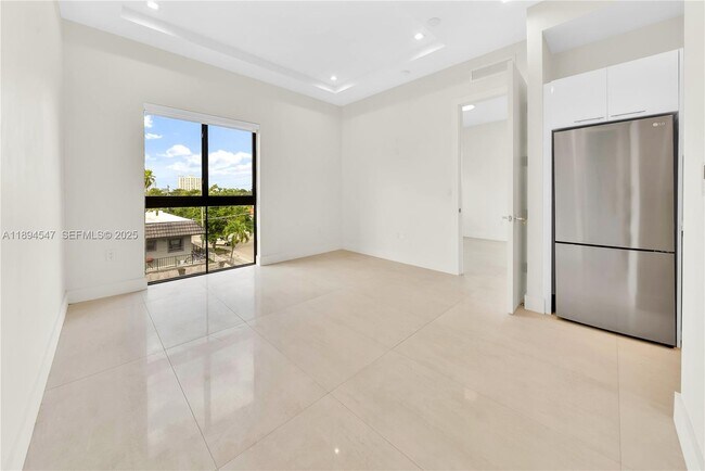 Building Photo - 530 SW 11th Ave