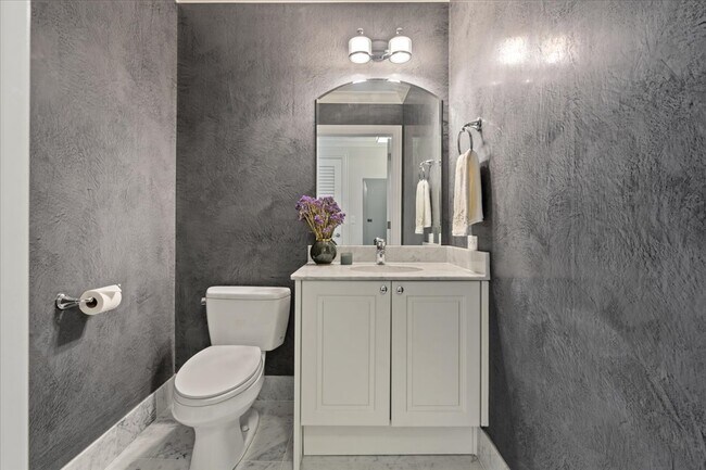 Building Photo - 10 E Delaware Pl
