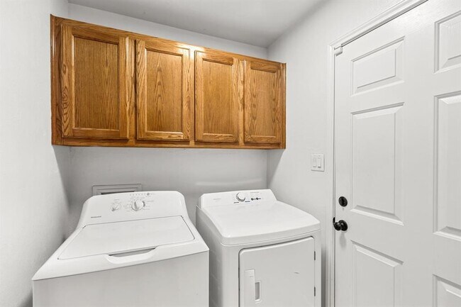 Building Photo - 1802 Ramona Cir