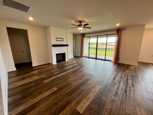 Building Photo - Beautiful 4 Bed/ 3.5 Bath Home in Newly Built Rivers Edge!