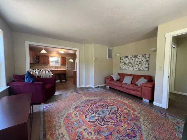 Building Photo - COMING SOON!  2 bed, 2 bath home in the heart of Ashland