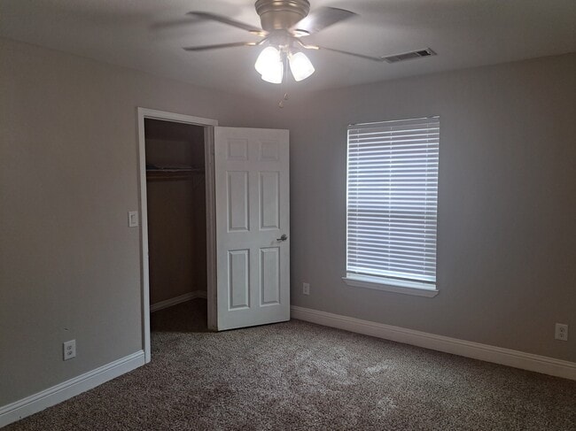 Building Photo - 615 Royal Crest Dr