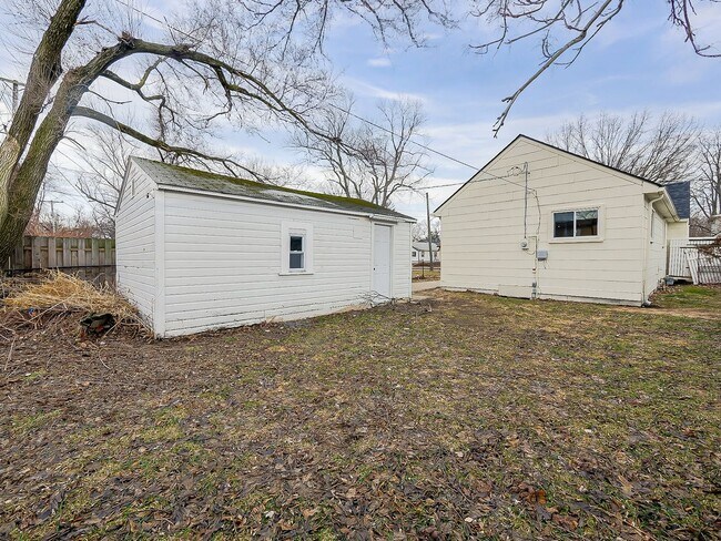 Building Photo - SECTION 8 ACCEPTED! Fresh Start in the Heart of Hazel Park – 3 Bedroom Charmer on Powell Ave