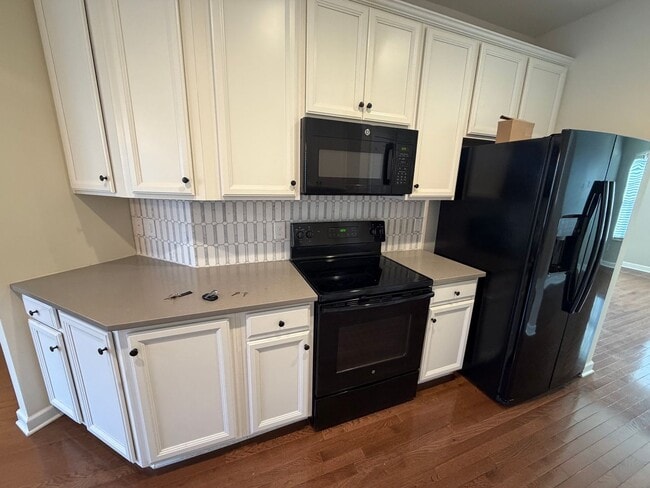 Building Photo - 3 Bed/3 Bath Townhome Christiansburg