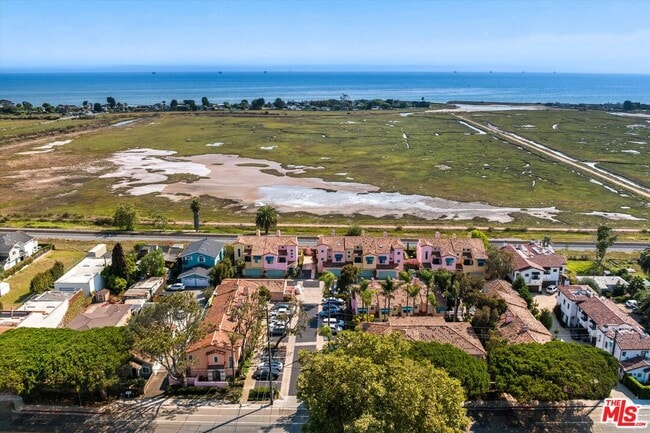 Building Photo - 4297 Carpinteria Ave