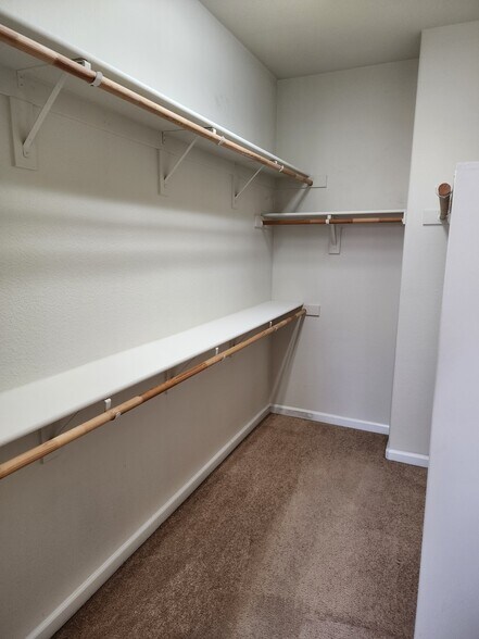 Walk-in closet - 207 Hibiscus Way