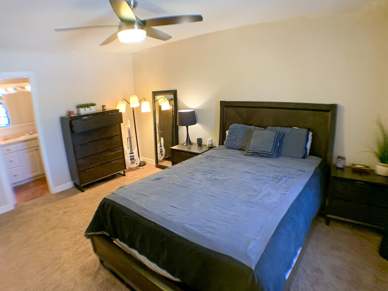 Building Photo - 2425 Ashdale Dr
