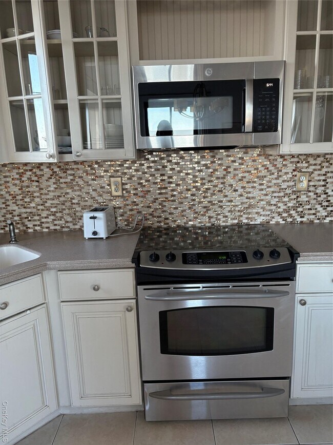 Building Photo - 100 W Broadway