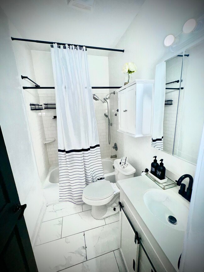 Building Photo - 3333 Delachaise St