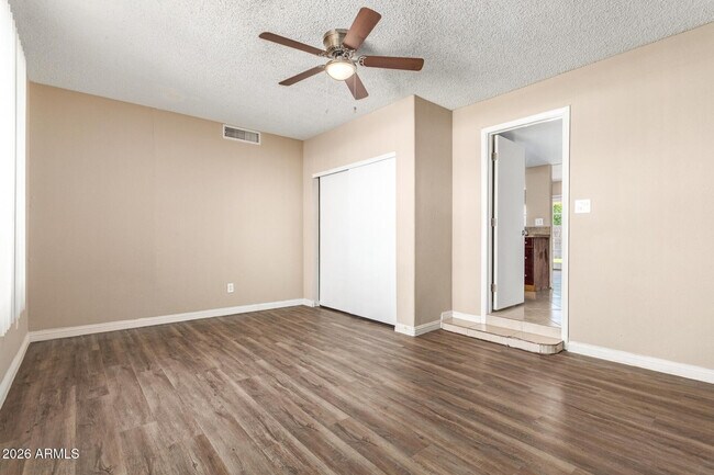 Building Photo - 1049 E Carter Dr