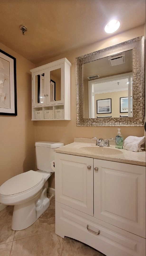 Building Photo - Views! Gorgeous, upgraded penthouse condo at The Breakers