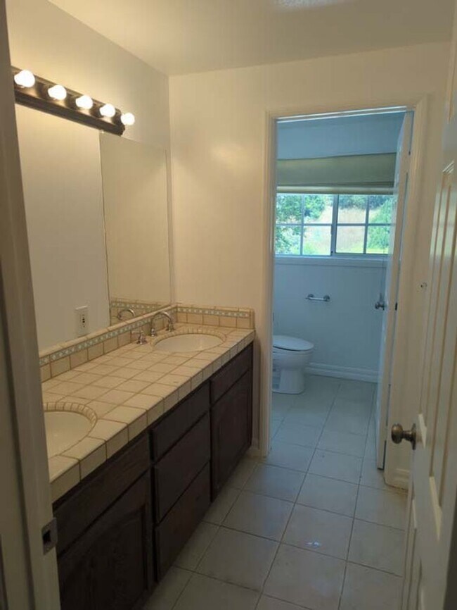 Building Photo - Beautiful and Spacious 4 Bed, 3 Bath Home ...