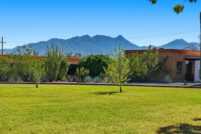 Building Photo - Charming Furnished, 55+ Community in Green Valley!