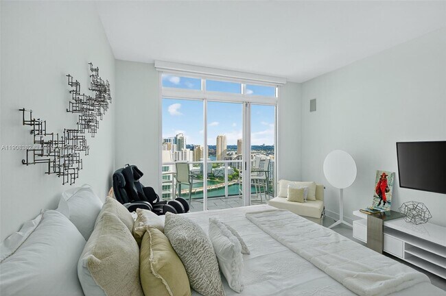 Building Photo - 1155 Brickell Bay Dr