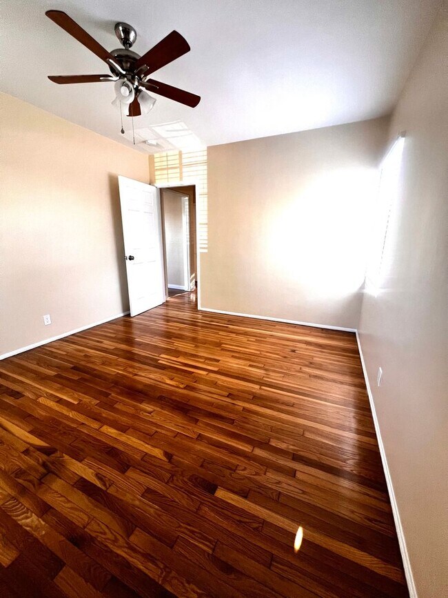Building Photo - Single Family. 3-bed Home - Desireable Neighborhood!