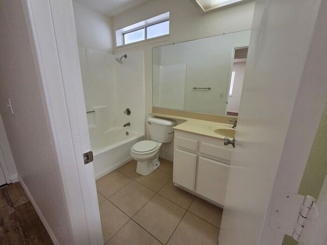 Building Photo - New Listing!