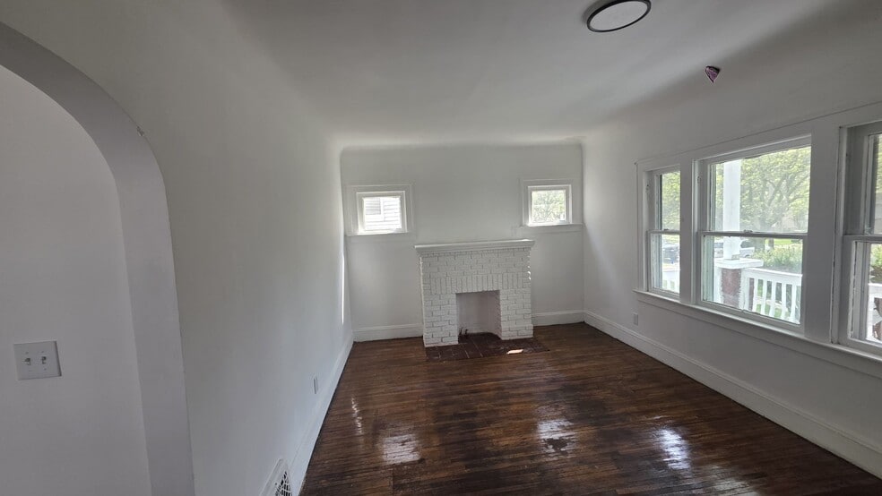 Building Photo - 3621 E 154th St