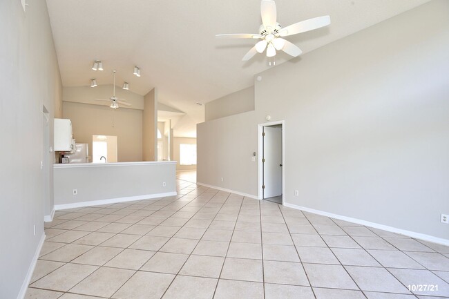Building Photo - Stunning 3/2 Home with a Spacious 2 Car Ga...
