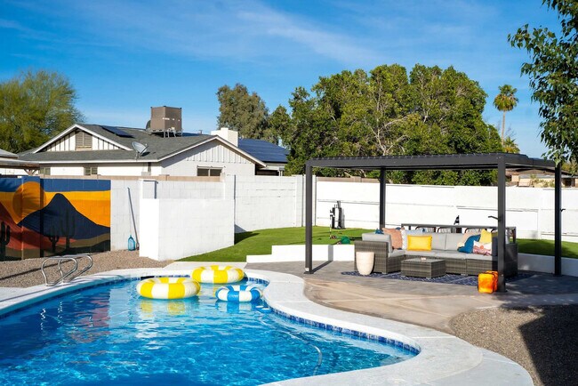 Building Photo - 4530 W Paradise Dr