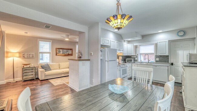 Building Photo - 120 N Newport Ave