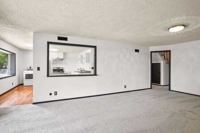 Building Photo - Wonderful 4 bedroom, 2 Bath on Oversized l...
