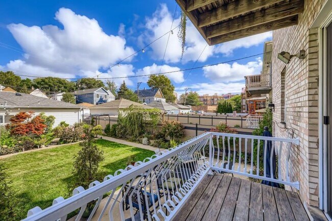 Building Photo - 3 bedroom in Chicago IL 60625