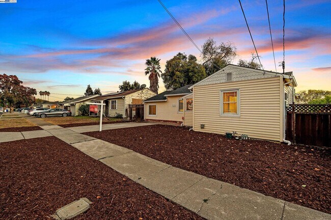 Building Photo - 2438 Upland Dr