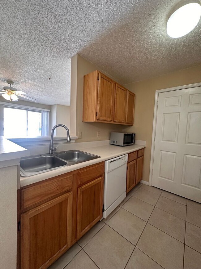Building Photo - Spacious 1B/1B Unfurnished Condo near Beach in the Heart of Destin!