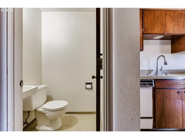 Building Photo - 2-Bedroom 1 1/2- bathroom Townhouse style duplex.