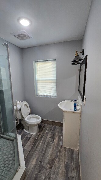 Building Photo - 15 Vola Ln