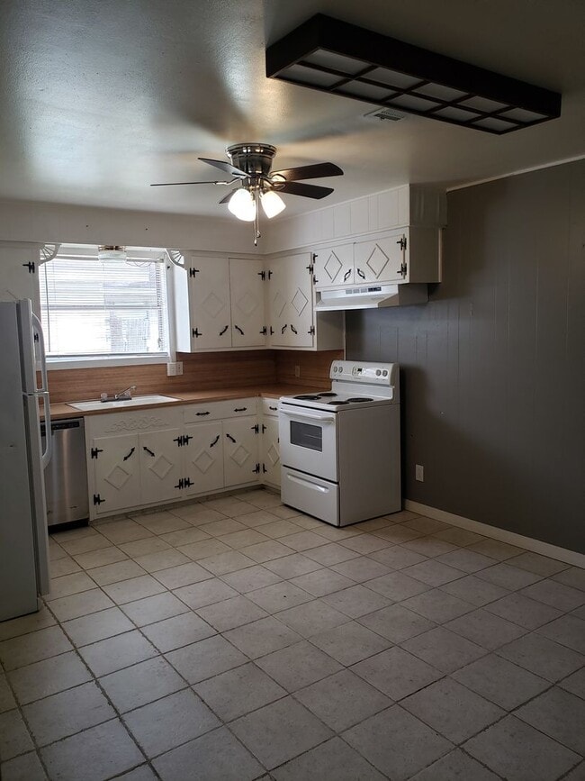 Building Photo - Mid April Move In