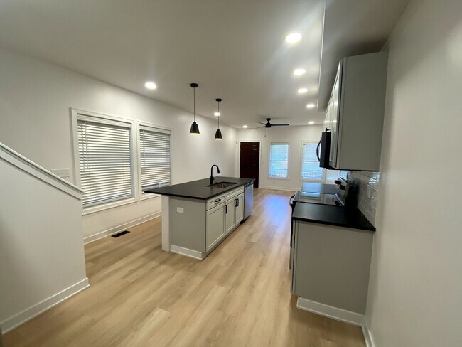 Building Photo - 1234-1236-1236 Summit St