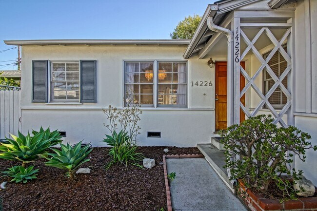 Building Photo - CHARMING, BRIGHT & AIRY HOLLYGLEN HOME W/ BEAUTIFULLY LANDSCAPED FRONT & REAR YARDS W/ PATIO BLOC...