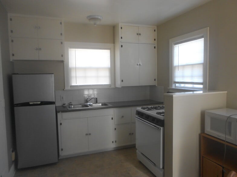 Building Photo - 226 E 5th Ave