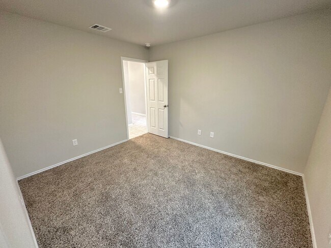 Building Photo - AVAILABLE NOW!