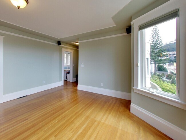 Building Photo - Stunning 4BR/3BA Home with Office, Laundry...