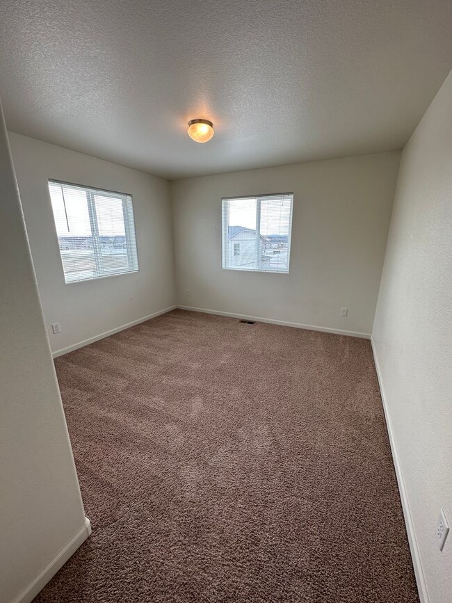 Building Photo - 4 BEDROOM, 3.5 BATHROOM, SADDLE RIDGE TWIN...