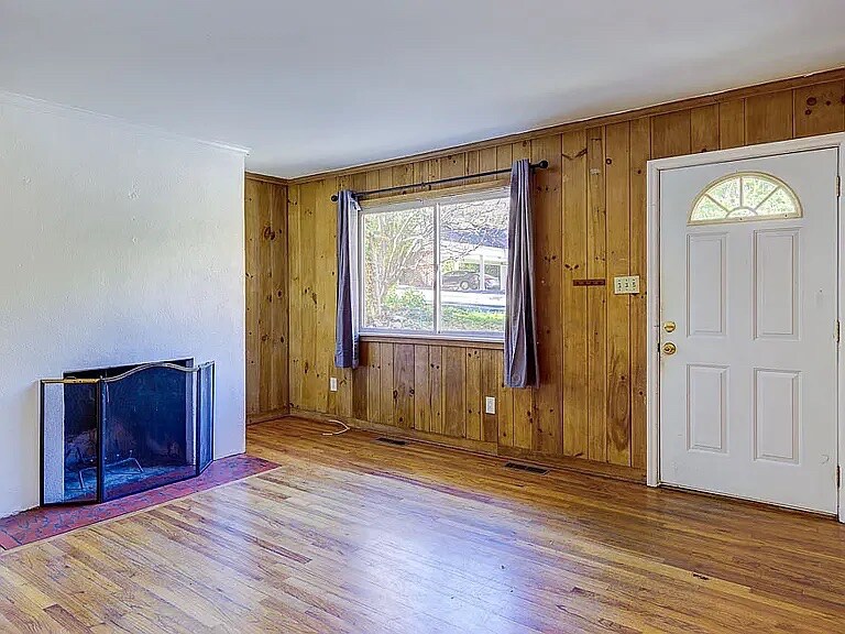 Building Photo - Room in House on Hillsborough St