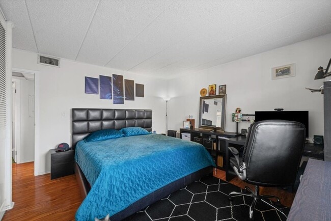 Building Photo - 3223 W Parkway Dr