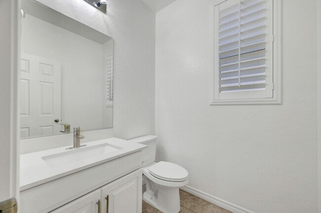 Building Photo - Stunning 4 Bedroom with Mountain Views!