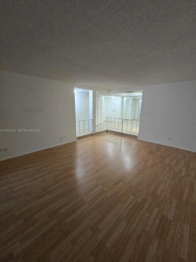 Building Photo - 3750 Inverrary Dr