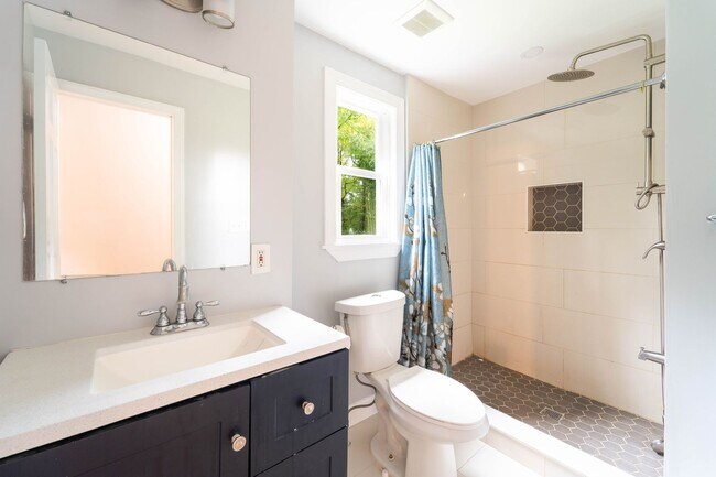 Building Photo - Beautiful Home With an Excellent Location in Potomac, MD