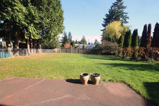 Building Photo - UPDATED & WELL MAINTAINED 3 BED, 2 BATH SE...