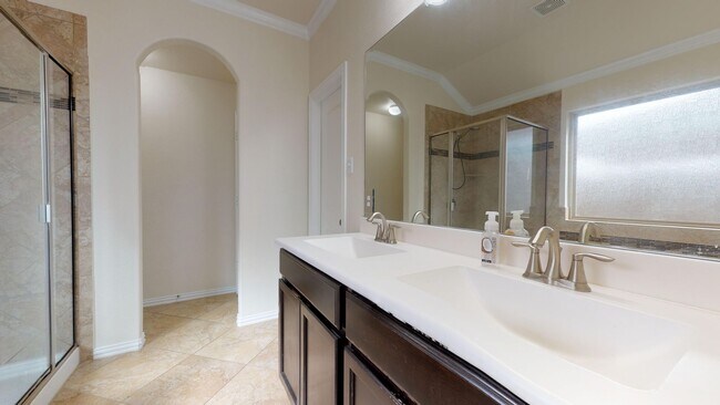 Building Photo - AMAZING 4 BEDROOM IN WHITE ROCK ESTATES FR...