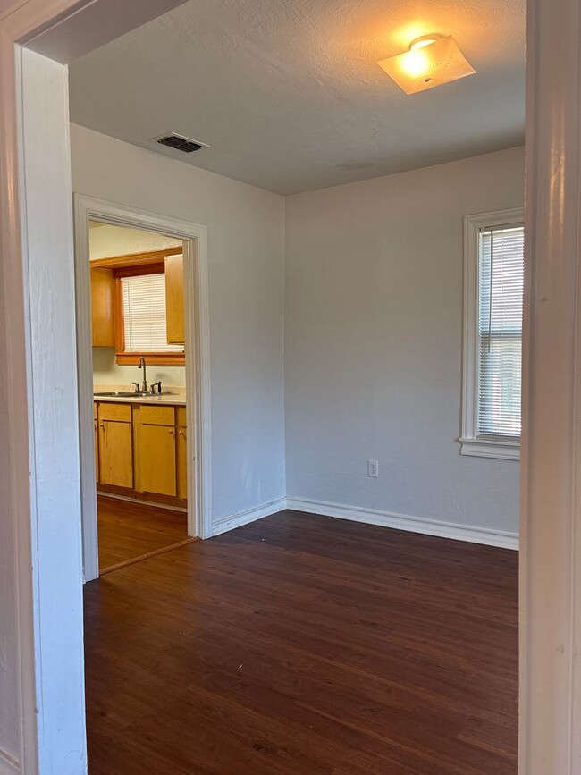 Building Photo - 3 Bedroom in Midtown Tyler!