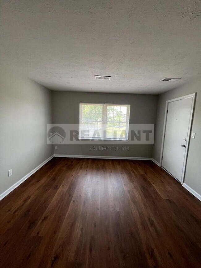 Building Photo - 425 Lenney Dr