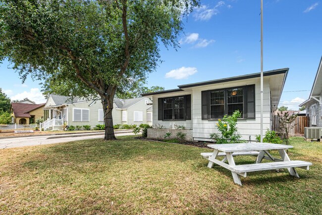 Building Photo - 306 Naples St